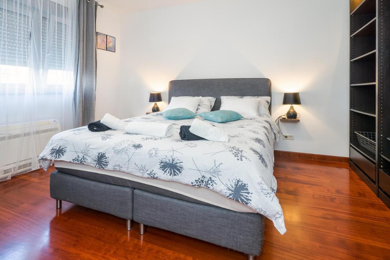 Apartamento Airy 2-Br Apt W/ Open Layout & Modern Design Split Exterior foto
