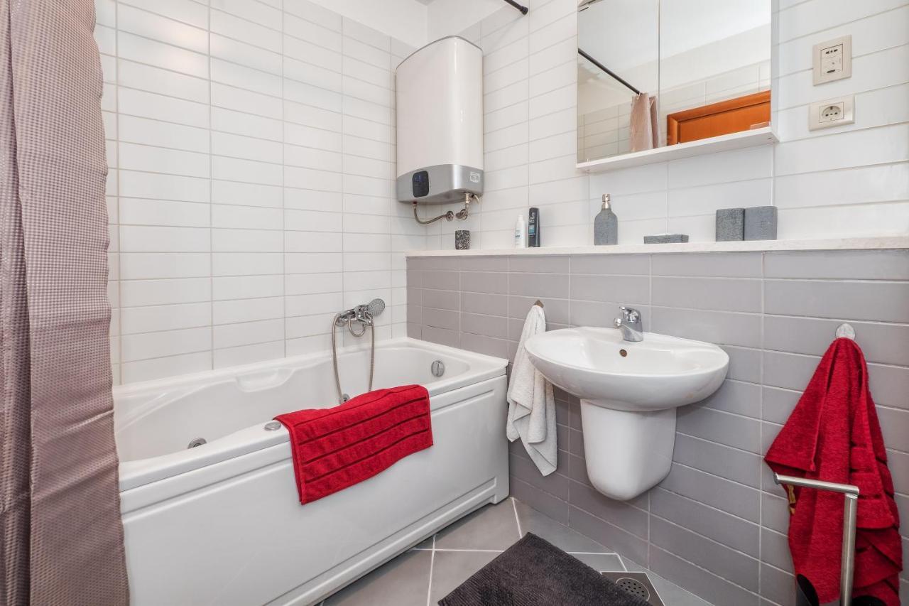 Apartamento Airy 2-Br Apt W/ Open Layout & Modern Design Split Exterior foto