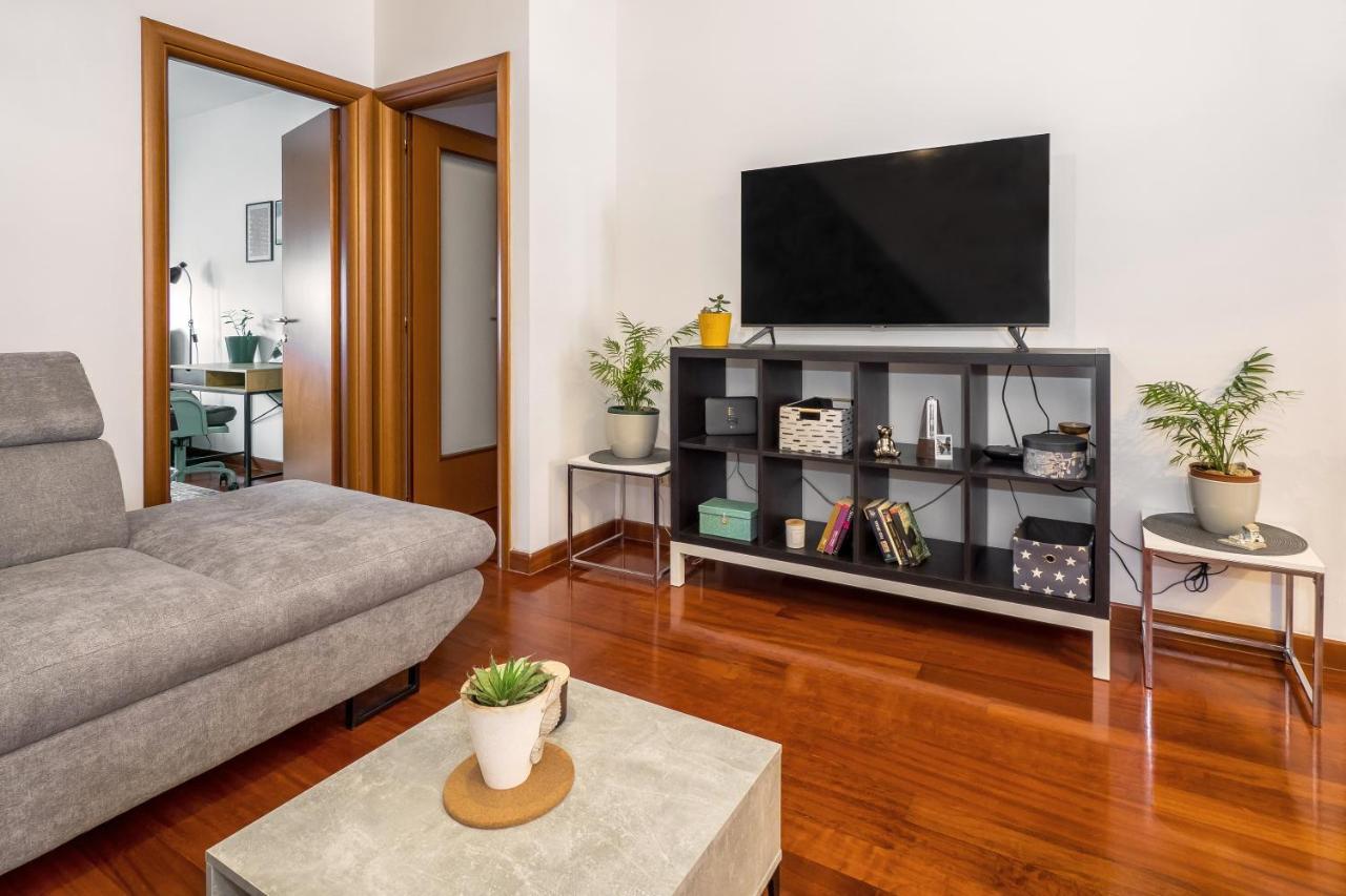 Apartamento Airy 2-Br Apt W/ Open Layout & Modern Design Split Exterior foto