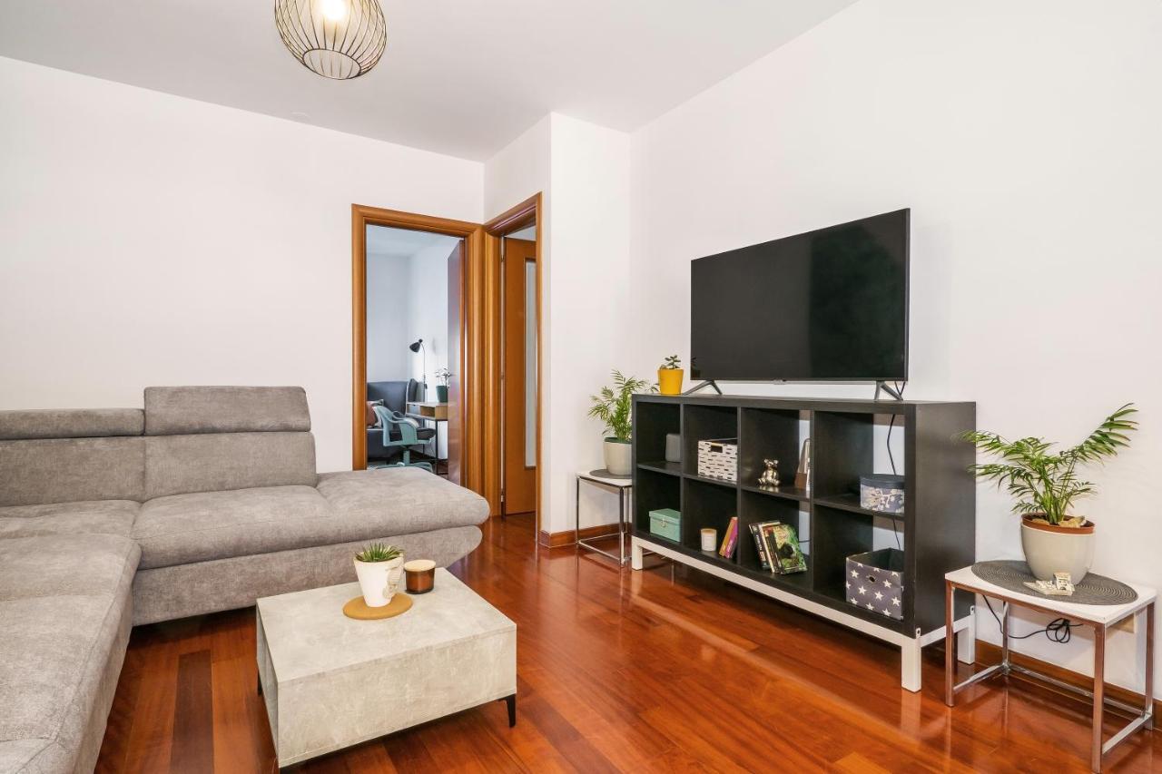 Apartamento Airy 2-Br Apt W/ Open Layout & Modern Design Split Exterior foto