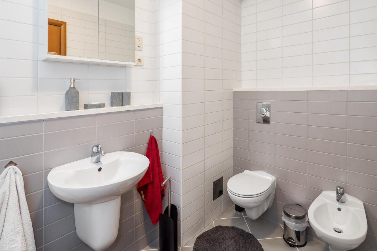 Apartamento Airy 2-Br Apt W/ Open Layout & Modern Design Split Exterior foto